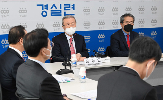 김종인 국민의힘 비상대책위원장(가운데)과 권영준 경제정의실천시민연합 공동대표(오른쪽)가 17일 서울 종로구 경실련 대강당에서 LH(한국토지주택공사) 사태 관련 정책간담회를 하고 있다.[사진=연합뉴스]